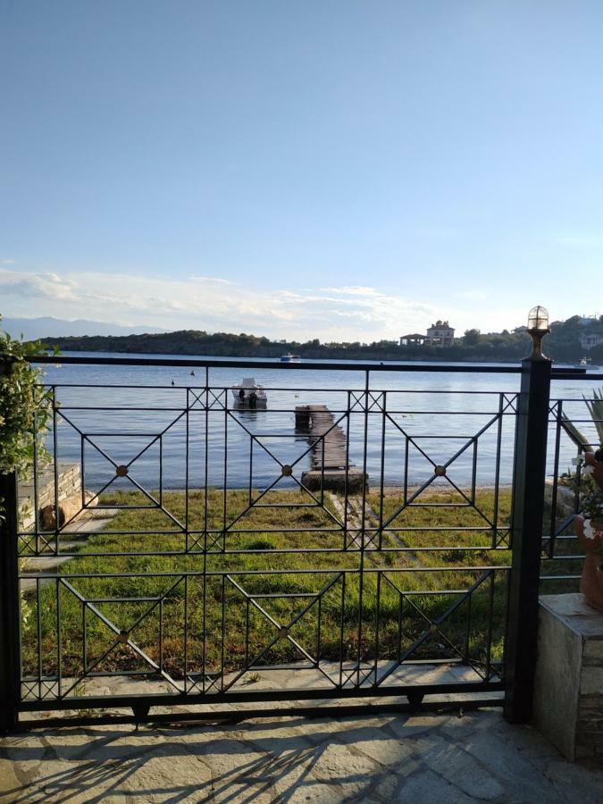 Kesi Beach House Волос Екстериор снимка
